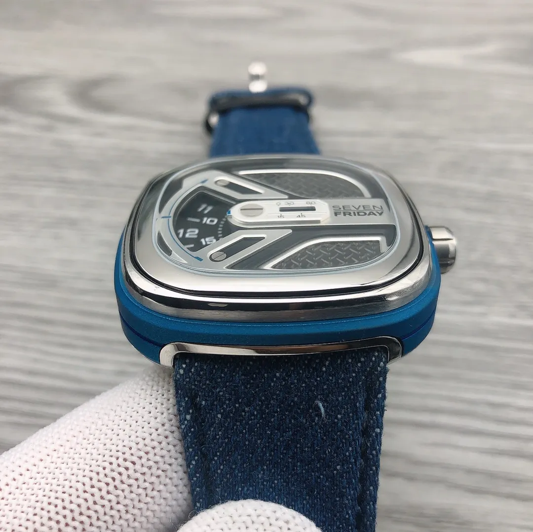 【Authentic Tmall】💰1640! The new SEVENFRIDAY M1B/01 captures casual yet sophisticated weekend style – a clever juxtaposition of contrasting materials inspired by industrial icons but with a decidedly futuristic twist, creating a modern classic, the M1B/01. It features multi-level interfaces: an iconic time-reading system for the disc and two deep-drawn pattern plates. A blue sandblasted dynamic ring and an exclusive denim strap complete the unique color scheme. The entire series is equipped with MIYOTA8215 movement to ensure accurate travel time.